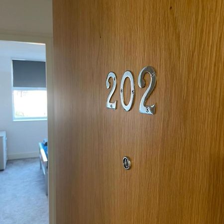 #0202 One Bedroom Serviced Apartment-Free Parking Derby Esterno foto